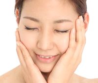 アロマペーストソープで洗顔後、保湿効果を実感する女性