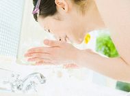 クレンジング洗顔をしている女性