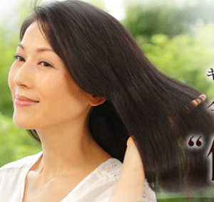 CTPなどの有効成分でふんわりボリュームのある髪の女性