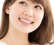 9つの有効成分で白く、健康的な歯の女性