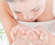 天然植物オイルで肌に優しい洗顔をする女性