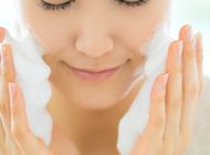 炭酸泡で洗顔する女性