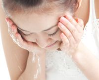 洗顔をしている女性