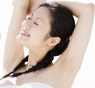 泡石鹸の2つの有効成分ですっきり洗浄効果を実感する女性