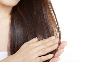 GINZUBA（ギンズバ）を髪になじませる様子