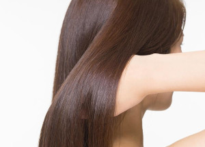 GINZUBA（ギンズバ）でするんとまとまるツヤ髪の女性