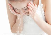 クレンジング洗顔する女性