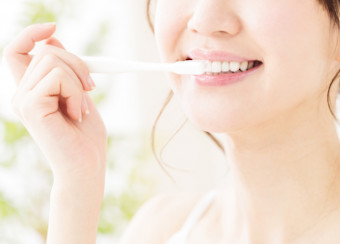 メディカルホワイト99で歯磨きをする女性のイメージ