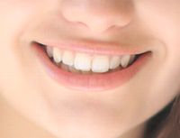 カナバニンの効果で殺菌され、白く、美しい歯の女性