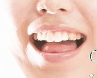なたまめで歯垢除去、口臭や歯周病改善効果を実感する女性