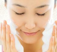 濃密な泡洗顔でパック効果やくすみ除去効果を実感する女性