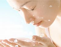 スキンスムージングクレンザーで洗顔している女性